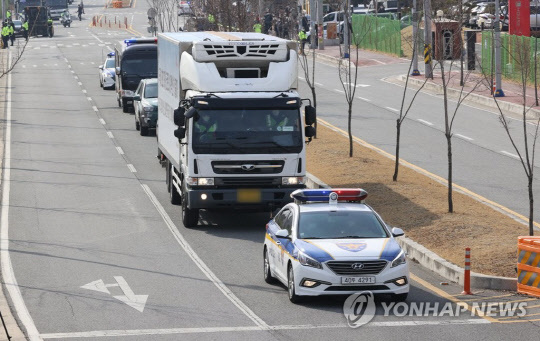 경북 안동 SK바이오사이언스 공장에서 생산된 아스트라제네카 백신이 24일 오전 수송 차량에 실려 군과 경찰의 호위를 받으며 이천 물류센터로 향하고 있다. 연합뉴스